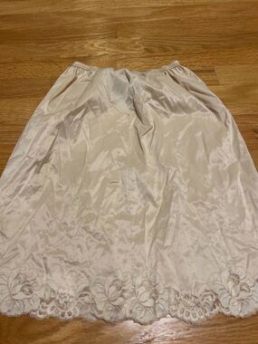 Vintage vanity fair Women's Cream Lace-Hem Half Slip Skirt size medium